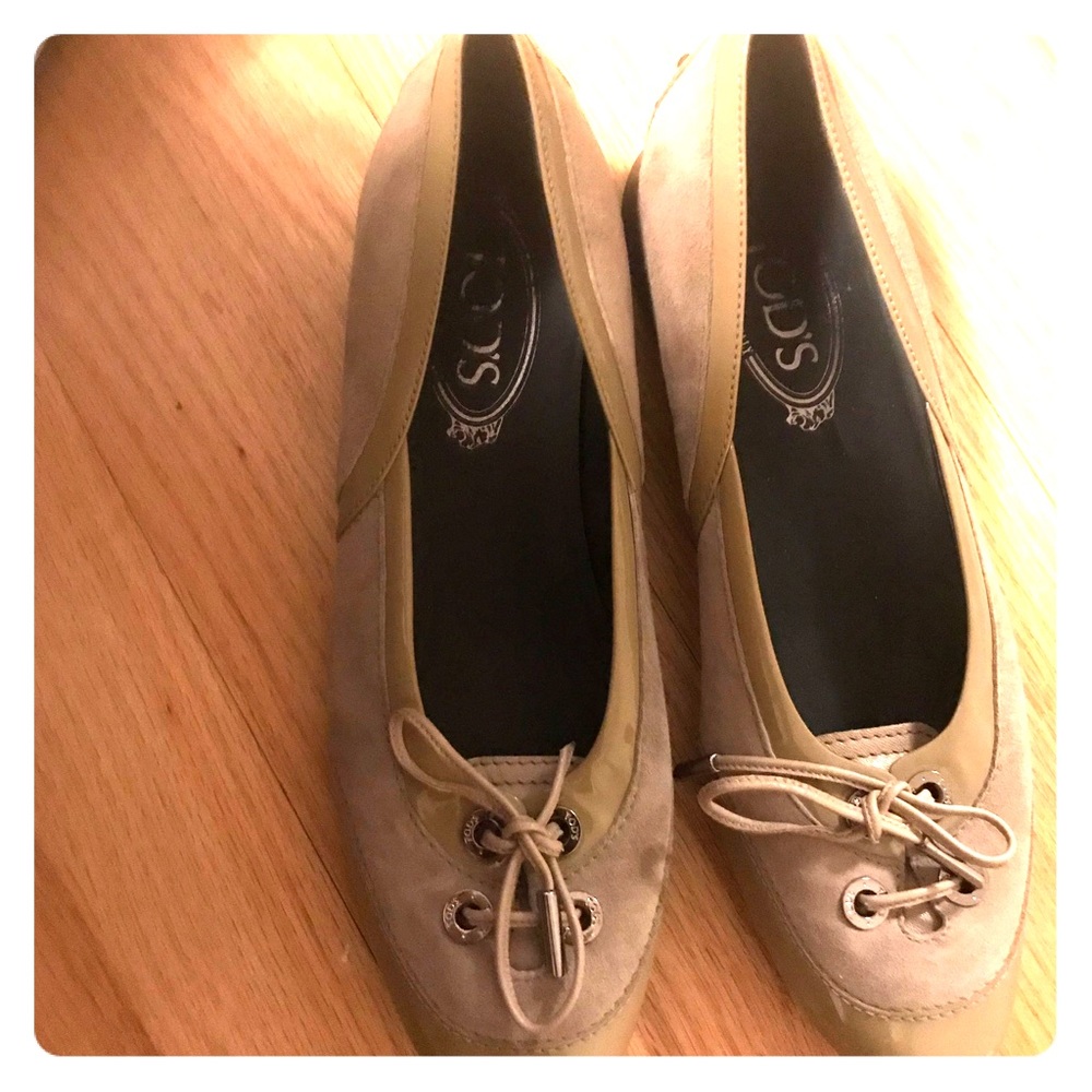 New TOD’S flats, beige, suede and patent leather